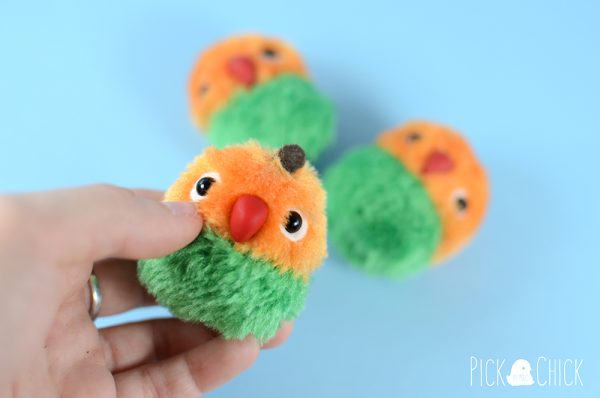 Peluche kawaii hecho a mano de Mangoporni mango agaporni miniatura