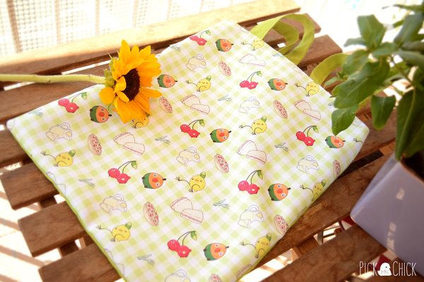 Totebag artesanal hecha a mano con estampado de pollofrutas picnic kawaii