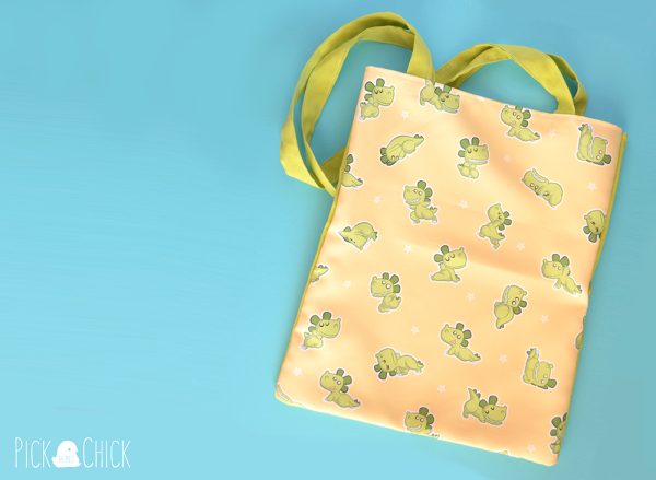 Totebag artesanal hecha a mano con estampado de dinosaurios y posturas de yoga