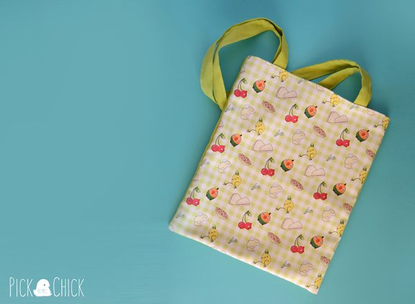 Totebag artesanal hecha a mano con estampado de pollofrutas picnic kawaii